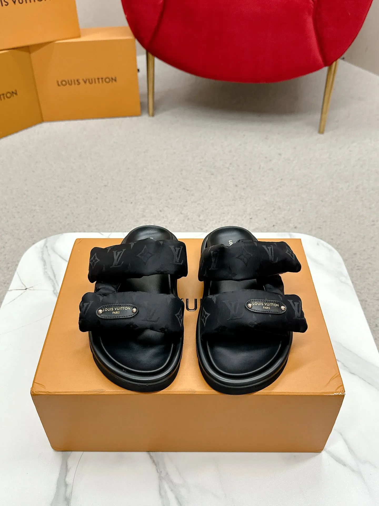 P340 yuan LV Louis Vuitton Full of high-end feel! A popular model among bloggers at home and abroad, it’s retro and fashionable, and looks stunning on your feet! Mainly recommended model on the official website★ ━━━━━ ЅᏇєєt ━━━━━ ▪️Upper: original calfskin ➕5D printing process ▪️Inner: imported mixed sheepskin ▪️Outsole: original molded foam outsole ▪️Size: Female 35-40 Men's 39-44 (women's 41 men's 45)